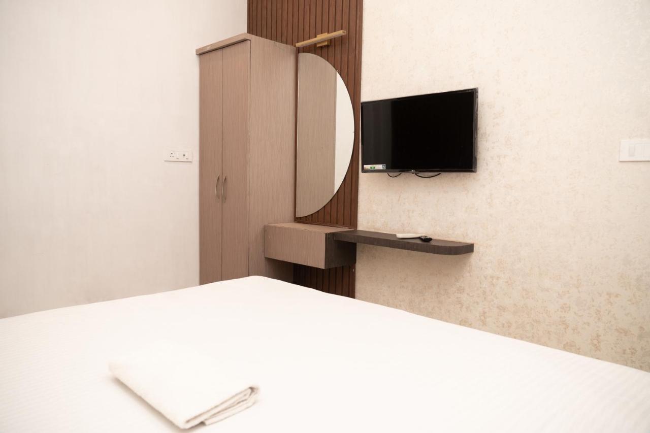 Hotel Holy Land Varanasi Esterno foto