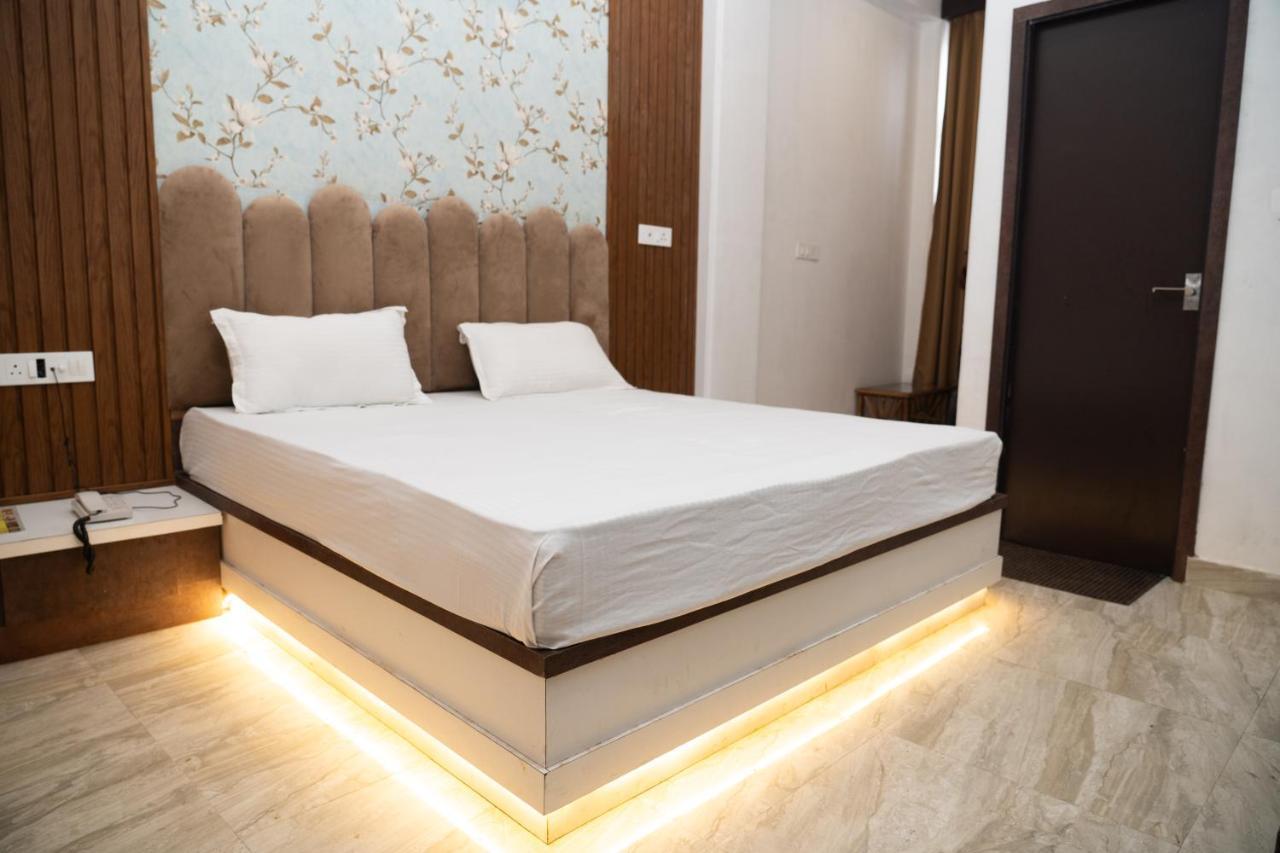 Hotel Holy Land Varanasi Esterno foto